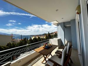 a balcony with a table and chairs on a balcony at Casa Ivi in Monastiraki