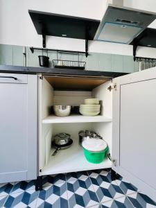 Kuchnia lub aneks kuchenny w obiekcie DnN - Retro 1BR, center Thiers - free wifi and parking - near Vichy, Clermont, Lyon