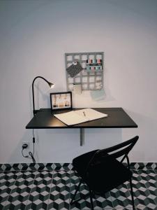 Telewizja i/lub zestaw kina domowego w obiekcie DnN - Retro 1BR, center Thiers - free wifi and parking - near Vichy, Clermont, Lyon