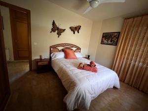 una camera da letto con un letto e due asciugamani di Casa Rural La Chistera ad Ávila