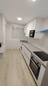 Kuchyň nebo kuchyňský kout v ubytování Precioso apartamento frente a la playa