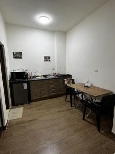 a room with a kitchen with a table and a counter at GMT Residence in Madaba