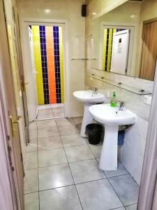 een badkamer met 2 wastafels en een spiegel bij Sweet Home in Dnipro