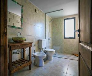 a bathroom with a toilet and a sink at Arcano Casa Montaña in Villa La Angostura