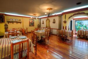 Hotel Camino Real Popayán Colombia في بوبايان: مطعم فيه طاولات وكراسي في الغرفة