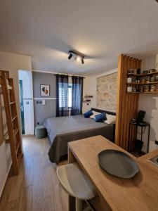 Habitación de hotel con cama, mesa y sillas en Little Oasis, en Šibenik
