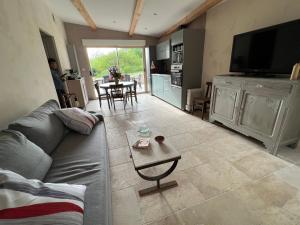 un salon avec un canapé et une table dans l'établissement Gîte du Vallon des Sources, à Millau