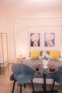 a bedroom with a bed with a table and chairs at Il Verdi home in Caserta