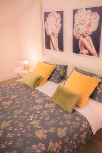 una camera da letto con un grande letto con fiori di Il Verdi home a Caserta