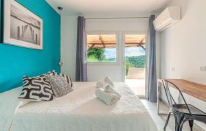 ein Schlafzimmer mit einem Bett mit einer blauen Wand in der Unterkunft [PORTO CERVO]Incantevole Vista sul Golfo del Pevero in Abbiadori