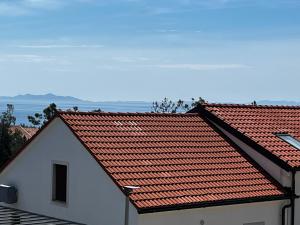un edificio blanco con tejas rojas en sus tejados en Grande Rosso, en Vir