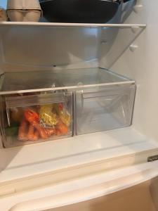 バーキングにあるMoore Crescentの冷蔵庫のドアは野菜を入れて開いています。