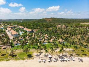 una vista aérea de un complejo con palmeras en Flat Beira Mar - Carneiros Beach Resort, en Tamandaré