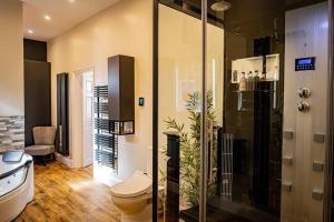 y baño con ducha, aseo y lavamanos. en Luxurious Apartment in Prestatyn, en Prestatyn