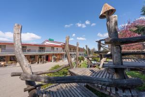 un banc en bois devant un bâtiment dans l'établissement Hotel Racek, à Úštěk