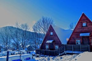シュチルクにあるPensjonat Gościniec Szczyrkの雪の大木造家屋