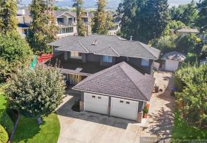 een uitzicht op een huis met een garage bij Park side 2 Bed 2 Bath suite in Kelowna