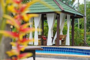 Bazén v ubytování Ao Nang Baan Suan Resort nebo v jeho okolí