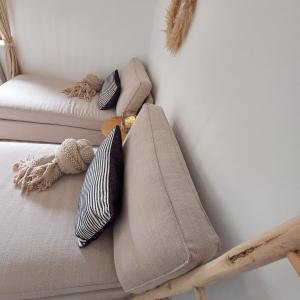 um sofá com almofadas num quarto em Koje1 em Bremm