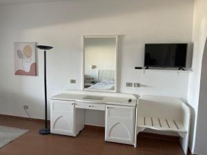 TV a/nebo společenská místnost v ubytování Domina Coral Bay Private Studios