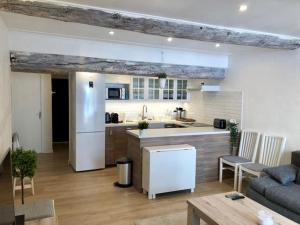 kuchnia i salon z kanapą i stołem w obiekcie LA PAIX w Aix-en-Provence