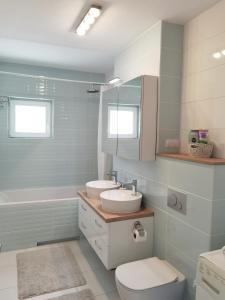 łazienka z toaletą i umywalką w obiekcie Select Apartment SIBIU w Sybinie