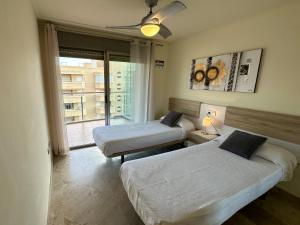 Łóżko lub łóżka w pokoju w obiekcie Apartamentos Be Suites Primera Linea