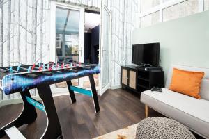 uma sala de estar com um tabuleiro de xadrez sobre uma mesa em Beautiful 5 Bedroom House - Alnwick em Alnwick