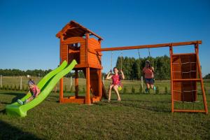 een groep meisjes die spelen op een speelplaats bij Dreamland skorupki in Ryn