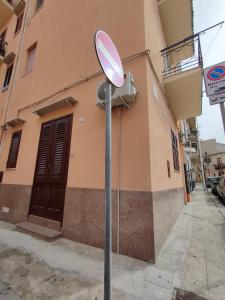 a street sign on a sidewalk in front of a building at Casa Vacanze l' angolo dei Mori in Termini Imerese