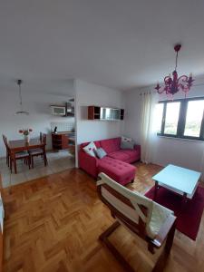 弗爾薩爾的住宿－Ferienhaus Topic，客厅配有粉红色的沙发和桌子