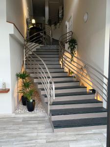 un conjunto de escaleras en un edificio con plantas en Hostería El Cruce, en Cabezón de la Sal