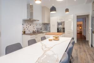 Kuchyňa alebo kuchynka v ubytovaní Appartement Haussmannien à Sète + 17 fotografií