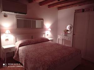 格拉多的住宿－Lucky Home - Juwel im historischen Zentrum，一间卧室配有一张床、两个床头柜和两盏灯。