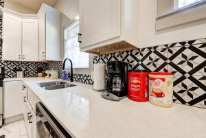 Dapur atau dapur kecil di Cottage Chic- Less than 5 mins to Plaza District