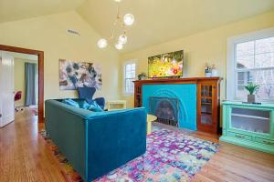 Χώρος καθιστικού στο Pastel Palace - near Plaza & Uptown 23rd