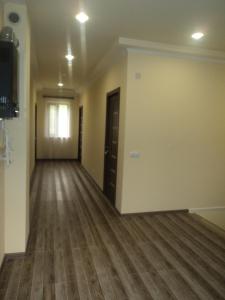 an empty room with a wooden floor and a door at Shen toon guesthouse in Shnogh