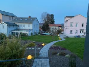 ein Gehweg in der Mitte eines Hofes mit Häusern in der Unterkunft Ferienhäuschen Gartenblick in Friedrichroda