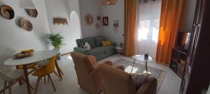 - un salon avec un canapé et une table dans l'établissement Ofelia Terrace House, à Portimão
