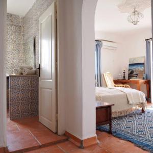um quarto com uma cama e uma mesa num quarto em Maison d'Hote Domaine El-Manar em Zarzis