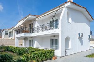 Casa blanca con balcón en New Olivka House en Anavissos