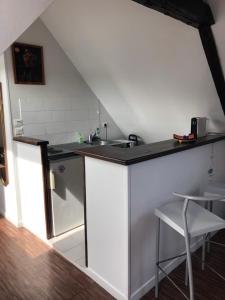 kuchnia ze zlewem i blatem w obiekcie Toutes voiles dehors - Vue mer & château - Cosy w mieście Dieppe +30 zdjęć