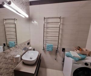 een badkamer met een wastafel en een toilet bij Dream Town,залізничний вокзал in Loetsk