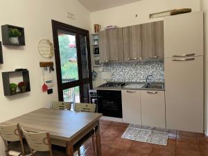 A kitchen or kitchenette at la villetta del sole