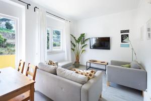 辛特拉的住宿－Sintra Sweet Apartment II - Free Parking，客厅配有两张沙发和一台电视机