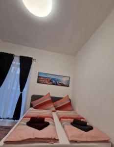 1 cama en un dormitorio con ventana grande en Appartement 223, en Bad Aussee