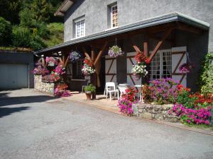 a house with flowers in front of it at La Cremaillere in Miremont