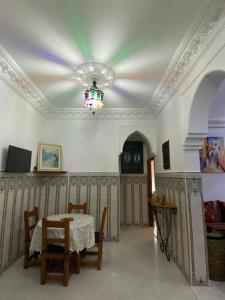 Reštaurácia alebo iné gastronomické zariadenie v ubytovaní Appartement Salmiya Dune