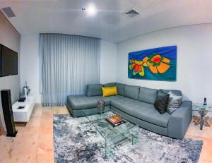 巴蘭基亞的住宿－Hotel Dann Carlton Barranquilla y Centro de Convenciones，带沙发和玻璃桌的客厅
