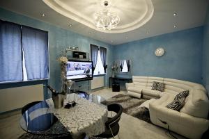 salon z kanapą i stołem w obiekcie Appartamenti Luxury Arco w Arco